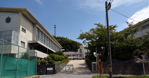 幡豆中学校の正門と木々に囲まれた校舎
